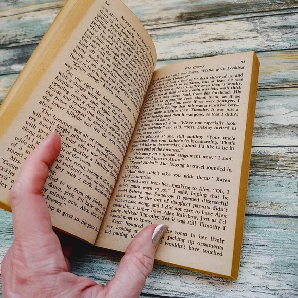 Secret of the Missing Footprint by Phyllis Whitney Signet Vtg YA PB 1974 1st Ed - Picture 2 of 16